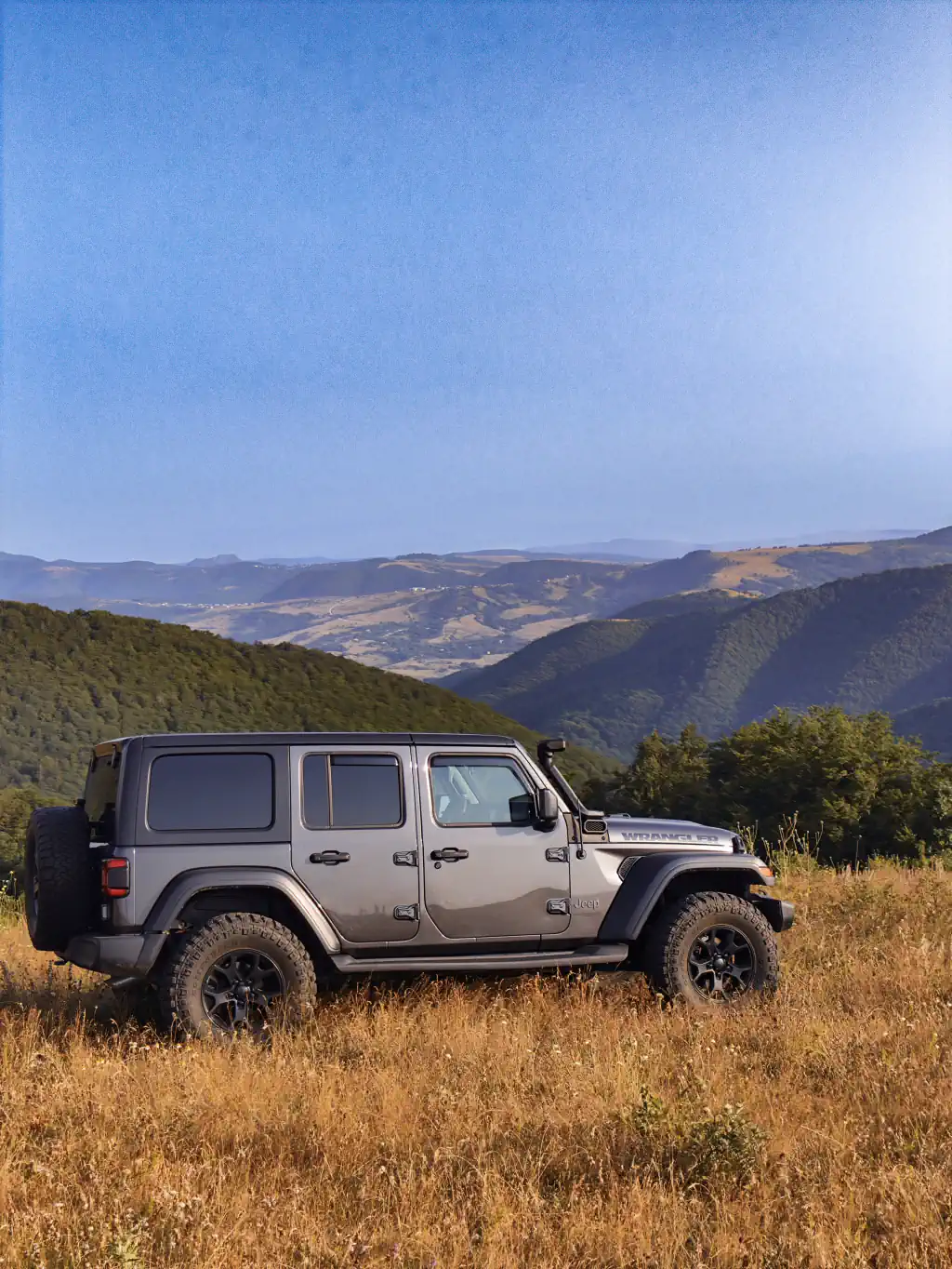 Jeep Wrangler 2018 right mountain view